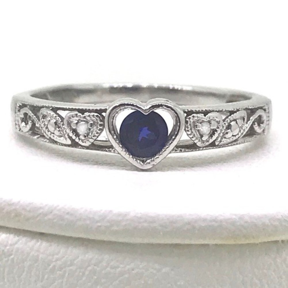 1/4 ctw sapphire and pinpoint diamond ring 10kt WG